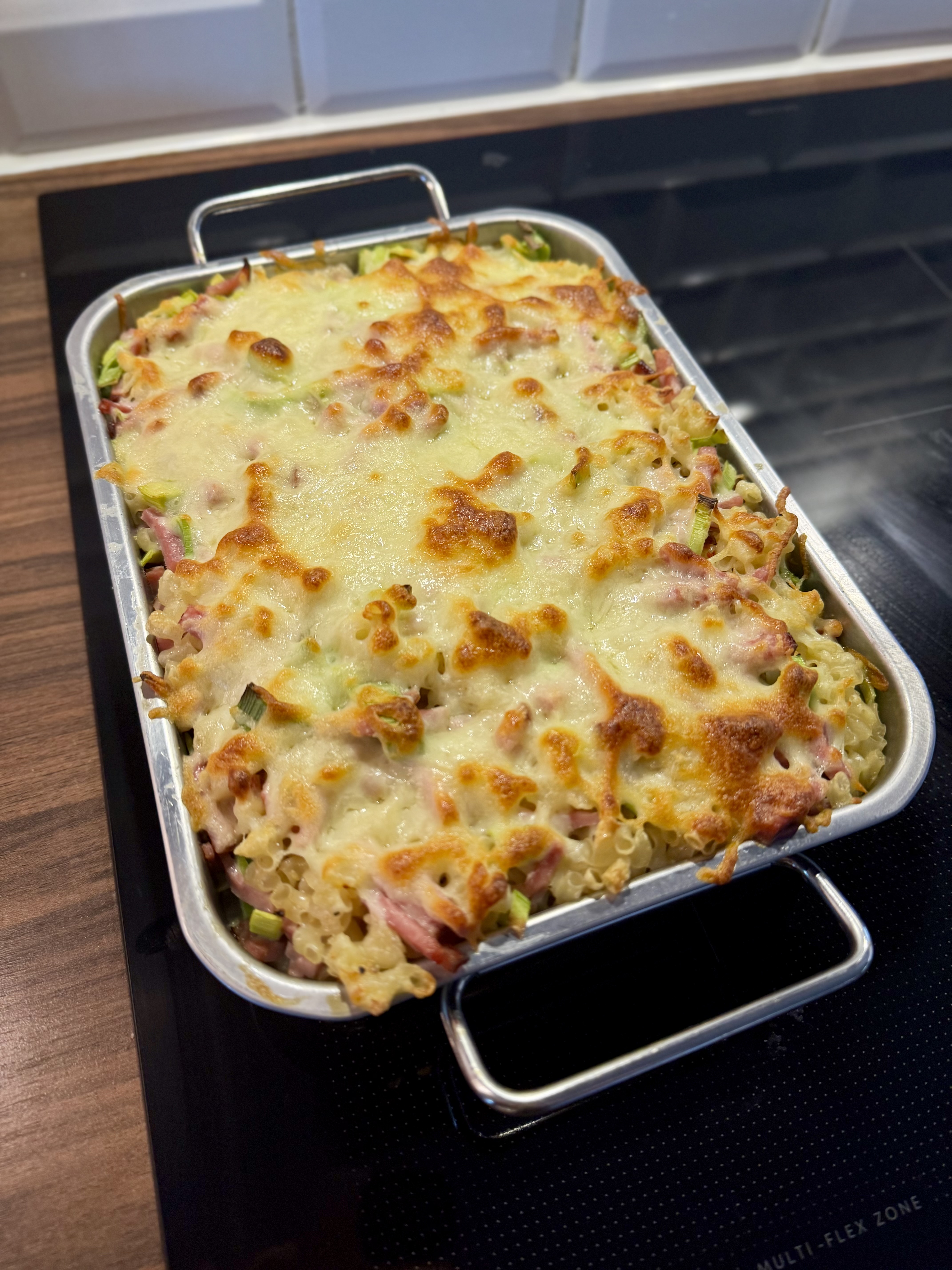 Krämig makaronilåda med skinka och purjolök